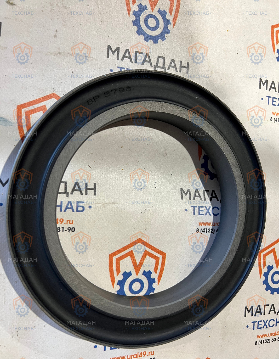 8P8796 Сальник